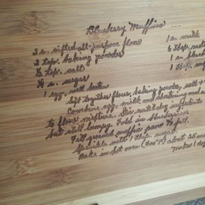 personalised-engraved-handwritten-cutting-board-mothers-birthday-family-gift-01